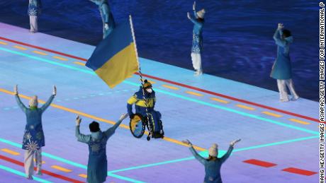 Fahnenträger Maksym Yarovyi führt das Team Ukraine während der Eröffnungszeremonie der Winter-Paralympics 2022 in Peking an.