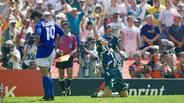 Taffarel feiert den Gewinn der Weltmeisterschaft 1994, während Roberto Baggio niedergeschlagen dasteht