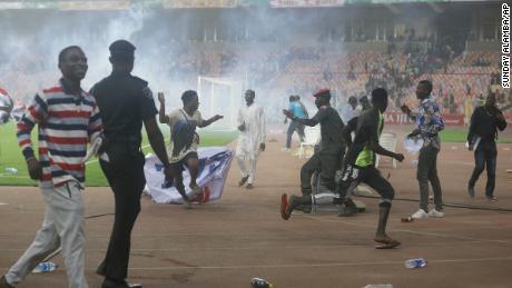 Während des WM-Qualifikationsspiels zwischen Nigeria und Ghana setzt die Polizei Tränengas ein, um Eindringlinge vom Spielfeld zu zerstreuen.