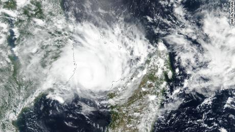 Satellitenbilder zeigen, dass der Zyklon sich am Donnerstag über dem Kanal von Mosambik zu verstärken beginnt. 