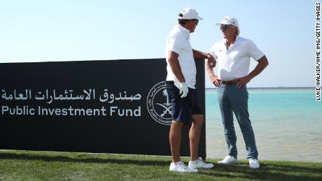 Phil Mickelson und Norman unterhalten sich während einer Trainingsrunde vor dem PIF Saudi International.