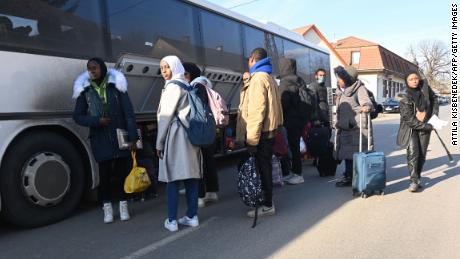 Universitätsstudenten, darunter viele aus Nigeria, die aus der ukrainischen Hauptstadt Kiew fliehen, verstauen ihr Gepäck, als sie am 28. Februar 2022 nahe der ungarisch-ukrainischen Grenze im Dorf Tarpa in Ungarn in ihren Transportbus steigen. 