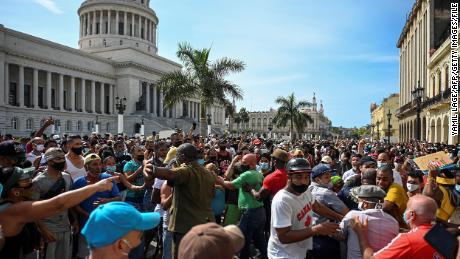 Demonstranten demonstrieren am 11. Juli 2021 bei seltenen Protesten in Havanna, Kuba.
