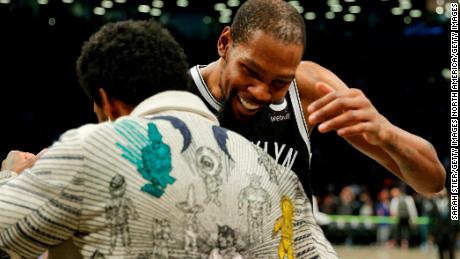 Kevin Durant und Kyrie Irving umarmen sich nach den Nets.  Sieg gegen die Knicks.