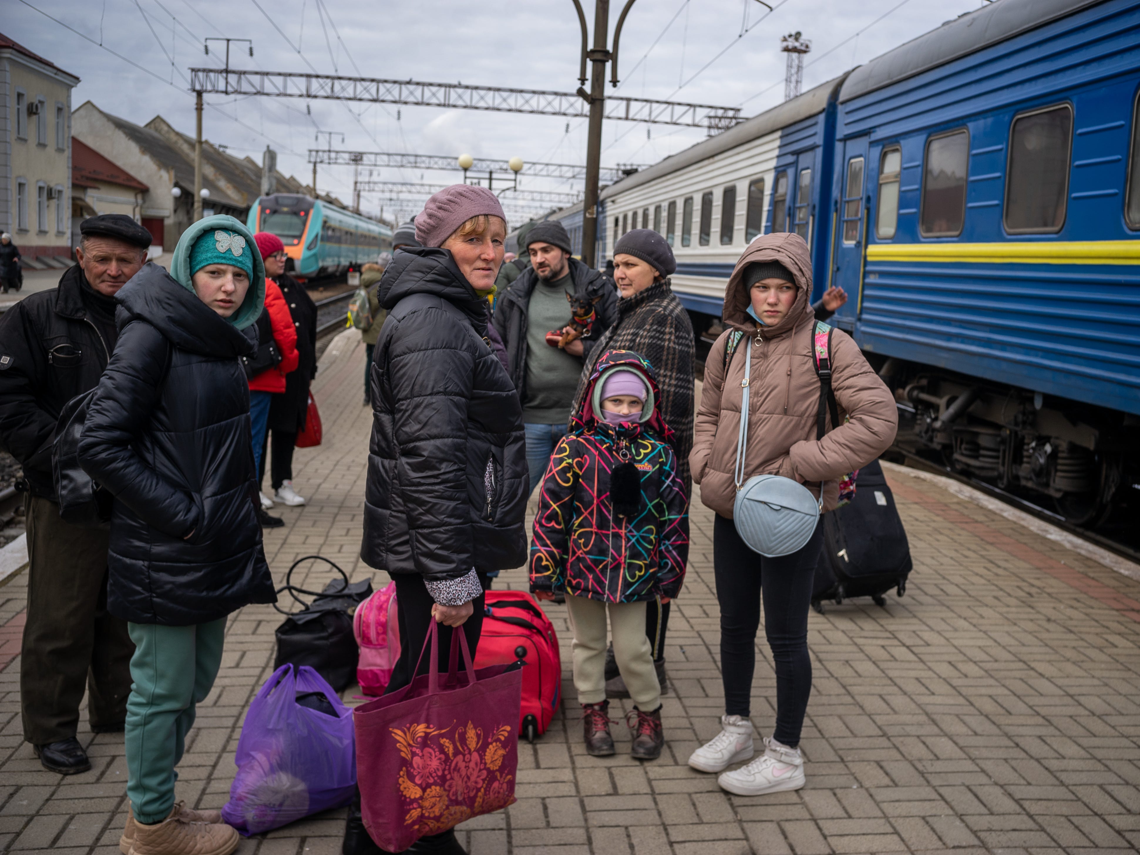 Familie wartet auf Zug in der Ukraine.