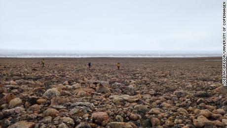 Die Forscher sammelten Sand- und Gesteinsproben in Grönland, um festzustellen, wann der Meteor einschlug. 