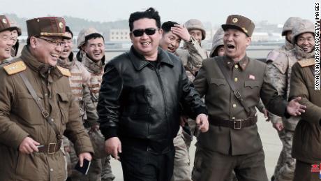 Dieses Bild aus nordkoreanischen Staatsmedien, das angeblich am 24. März aufgenommen wurde, zeigt Führer Kim Jong Un, der mit nordkoreanischem Militärpersonal während des Teststarts einer neuartigen Interkontinentalrakete spaziert.
