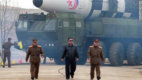 Nordkoreas Machthaber Kim Jong Un läuft auf einem Foto, das am Freitag von staatlichen Medien veröffentlicht wurde, vor einer Rakete.