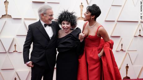 Steven Spielberg, von links, Rita Moreno und Ariana DeBose bei der Ankunft bei den Oscars.