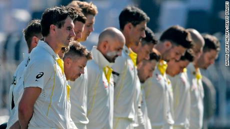 Australiens Spieler halten eine Schweigeminute ein, um Marsh vor Beginn des ersten Spieltags des ersten Testspiels zwischen Pakistan und Australien am 4. März Tribut zu zollen.