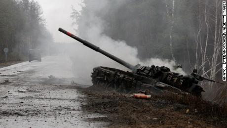 Rauch steigt aus einem russischen Panzer auf, der am 26. Februar 2022 am Rand einer Straße in der Region Lugansk von ukrainischen Streitkräften zerstört wurde. 