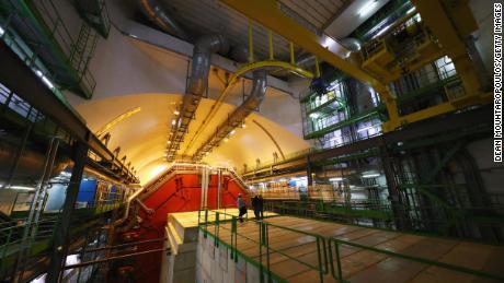 Eine allgemeine Ansicht der Kaverne und des Detektors ALICE (A Large Ion Collider Experiment) am CERN, dem weltweit größten Labor für Teilchenphysik in Meyrin, Schweiz.  Russische Wissenschaftler wurden von der Arbeit am CERN suspendiert. 