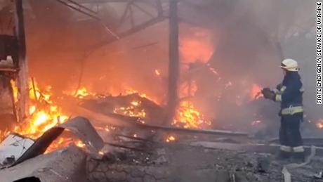Einsatzkräfte bekämpfen einen Brand in Dnipro in der Zentralukraine.