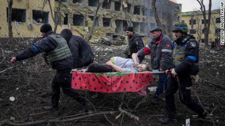 Schwangere Frau und ihr Baby sterben nach Bombenanschlag auf das Entbindungsheim Mariupol 