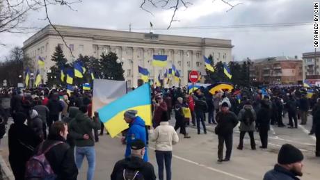 Am Samstag, dem 5. März 2022 gingen die Bürger unter ukrainischen Flaggen und Gesängen auf die Straßen von Cherson, um gegen die russische Besetzung zu protestieren.