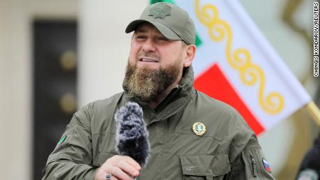 Ramsan Kadyrow spricht am 25. Februar vor Kämpfern in Grosny, der Hauptstadt Tschetscheniens, Russland. 