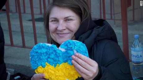 Mariia Halligan hält ein Papierherz in der Hand, das polnische Kinder für sie angefertigt haben, als sie sich auf ihre Rückkehr in die Ukraine vorbereitet.
