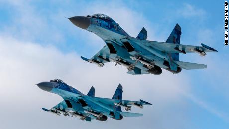 Su-27-Kampfflugzeuge fliegen am 6. Dezember 2018 über einem Militärstützpunkt in der Region Schytomyr in der Ukraine.