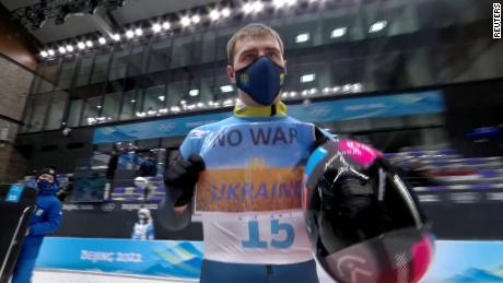 Heraskevych hält ein Schild mit der Aufschrift „Kein Krieg in der Ukraine“.  während der Olympischen Winterspiele 2022 in Peking im Februar.