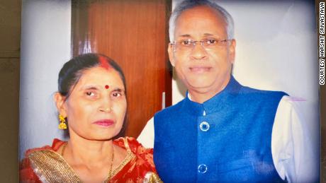 Vinay Srivastava fotografierte mit seiner Frau.
