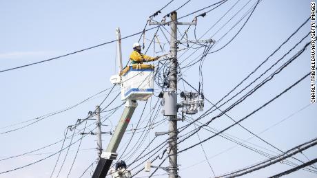 Ein Arbeiter führt nach einem Stromausfall in Soma, Präfektur Fukushima, Japan, am 17. März Elektroarbeiten durch.
