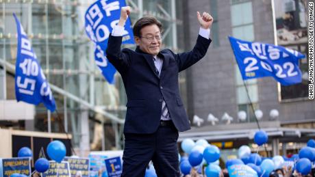 Der Präsidentschaftskandidat der regierenden Demokratischen Partei, Lee Jae-myung, begrüßt am 3. März seine Unterstützer.