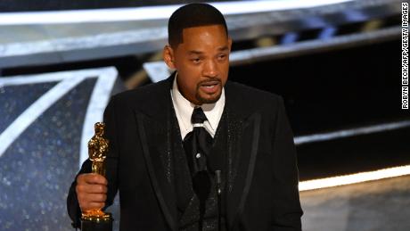Will Smith entschuldigt sich bei Chris Rock für den Vorfall bei den Oscars