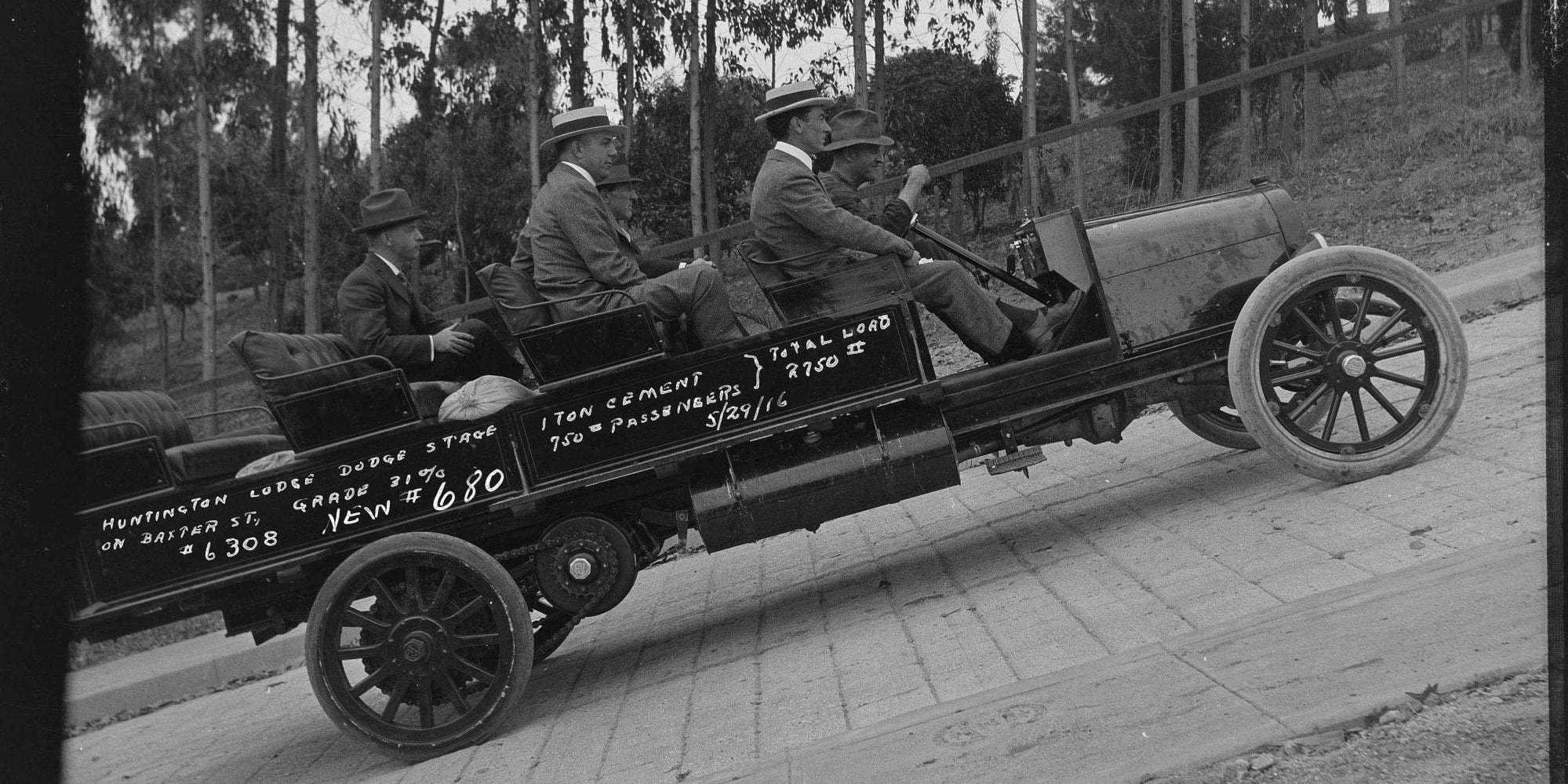 Ein Dodge-Truck, der am 29. Mai 1916 die Baxter Street in Los Angeles hinauffuhr.