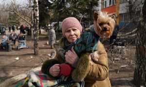 Eine Frau hält ihren Hund fest, bevor sie darauf wartet, aus der ukrainischen Stadt Mariupol zu fliehen.