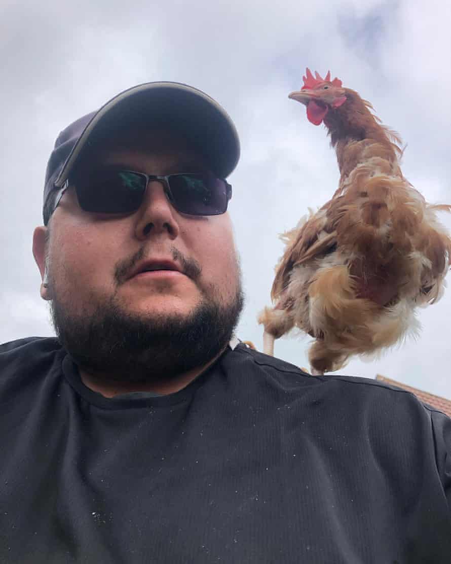 Nicolas, 36, sagte, als Kurier zu arbeiten bedeute, Teil der Gemeinschaft zu werden.  Er sitzt mit einem Huhn auf seiner Schulter.