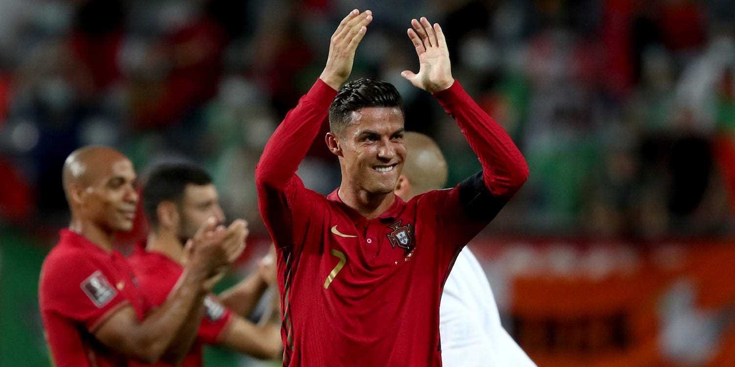 Portugals Stürmer Cristiano Ronaldo feiert, nachdem er sein zweites Tor während der europäischen Qualifikationsrunde zur FIFA-Weltmeisterschaft 2022 erzielt hat. Ein Fußballspiel zwischen Portugal und der Republik Irland im Algarve-Stadion