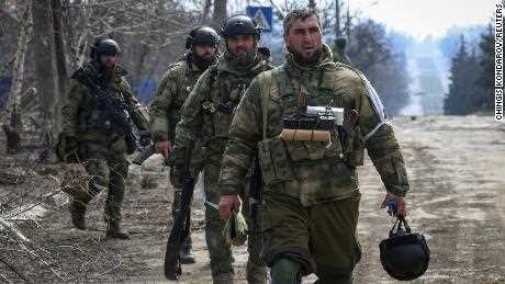 Soldaten aus der Republik Tschetschenien gehen während der Kämpfe im Ukraine-Russland-Konflikt in der Stadt Mariupol am 31. März 2022. 