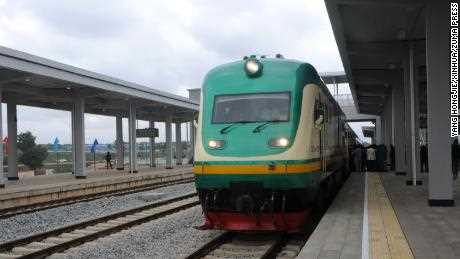 Ein Zug ist am 26. Juli 2016 an einem Bahnhof in einem Vorort von Abuja abgebildet.