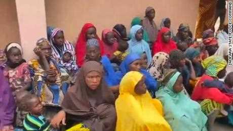 Babys, schwangere Frauen unter 97 Geiseln, die in Nigeria nach Monaten der Gefangenschaft befreit wurden