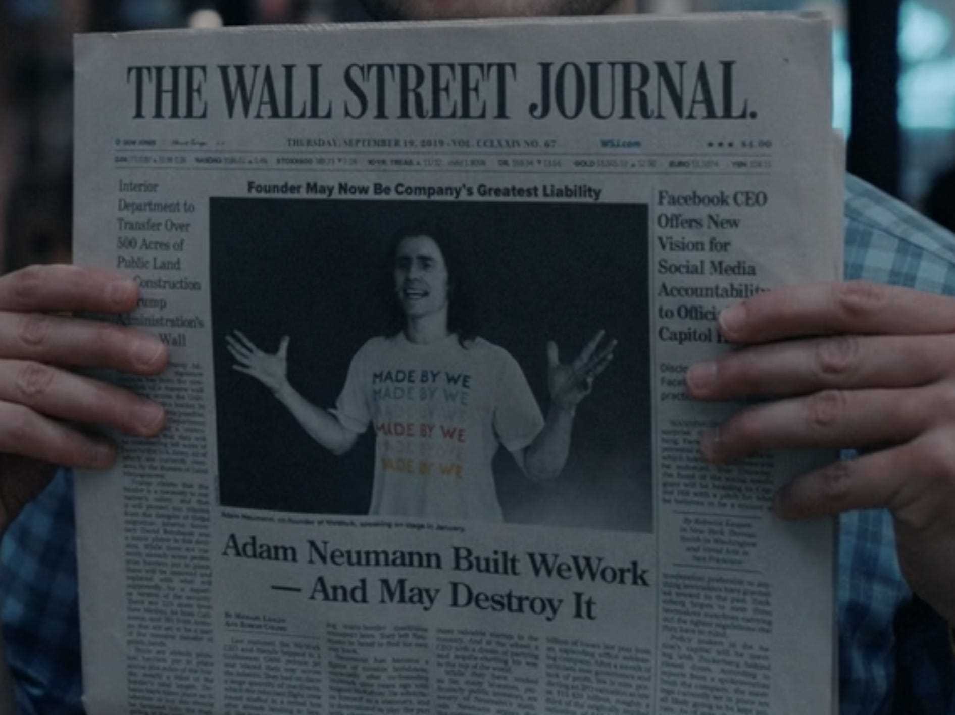 ein Bild einer fiktiven Wall-Street-Journal-Story über Adam Neumann, die einer realen Geschichte nachempfunden ist, die 2019 veröffentlicht wurde. Es zeigt Jared Leto als Adam Neumann, der seine Arme ausstreckt