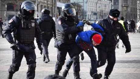 Polizisten nehmen am 13. März 2022 in Moskau einen Mann während einer Protestaktion gegen den Einmarsch Russlands in die Ukraine fest.