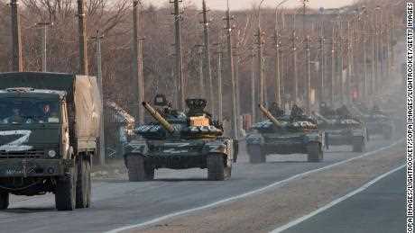 Eine Kolonne russischer Militärfahrzeuge fährt entlang der Autobahn Mariupol-Donezk nach Norden.