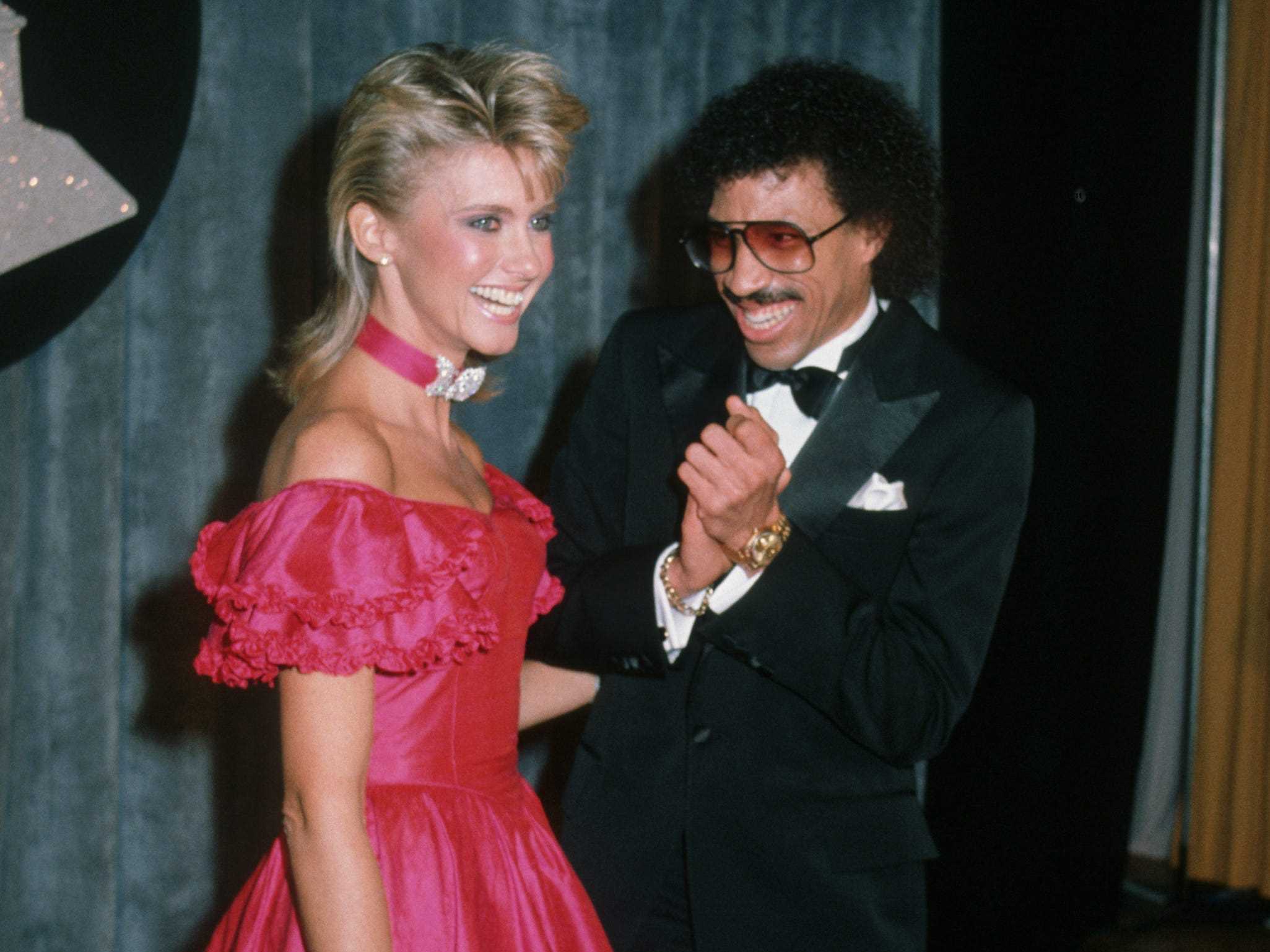 Olivia Newton John und Lionel Richie bei den Grammys 1983