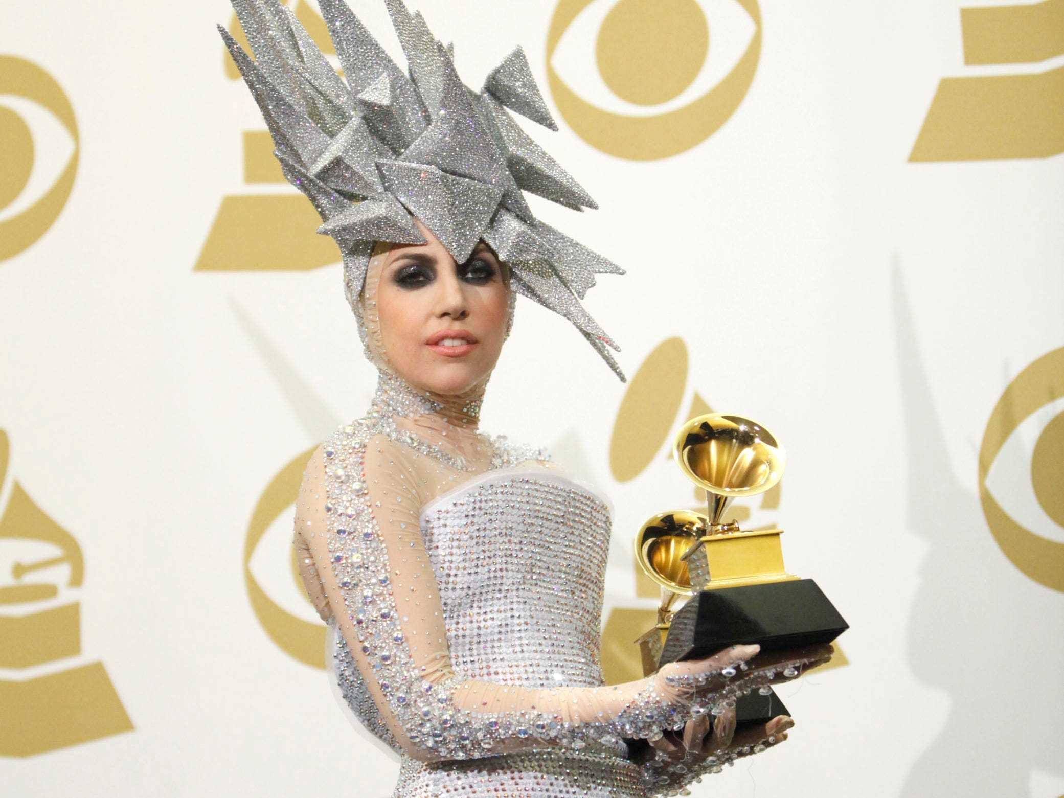 Lady Gaga hält zwei Grammys bei den Grammy Awards 2010