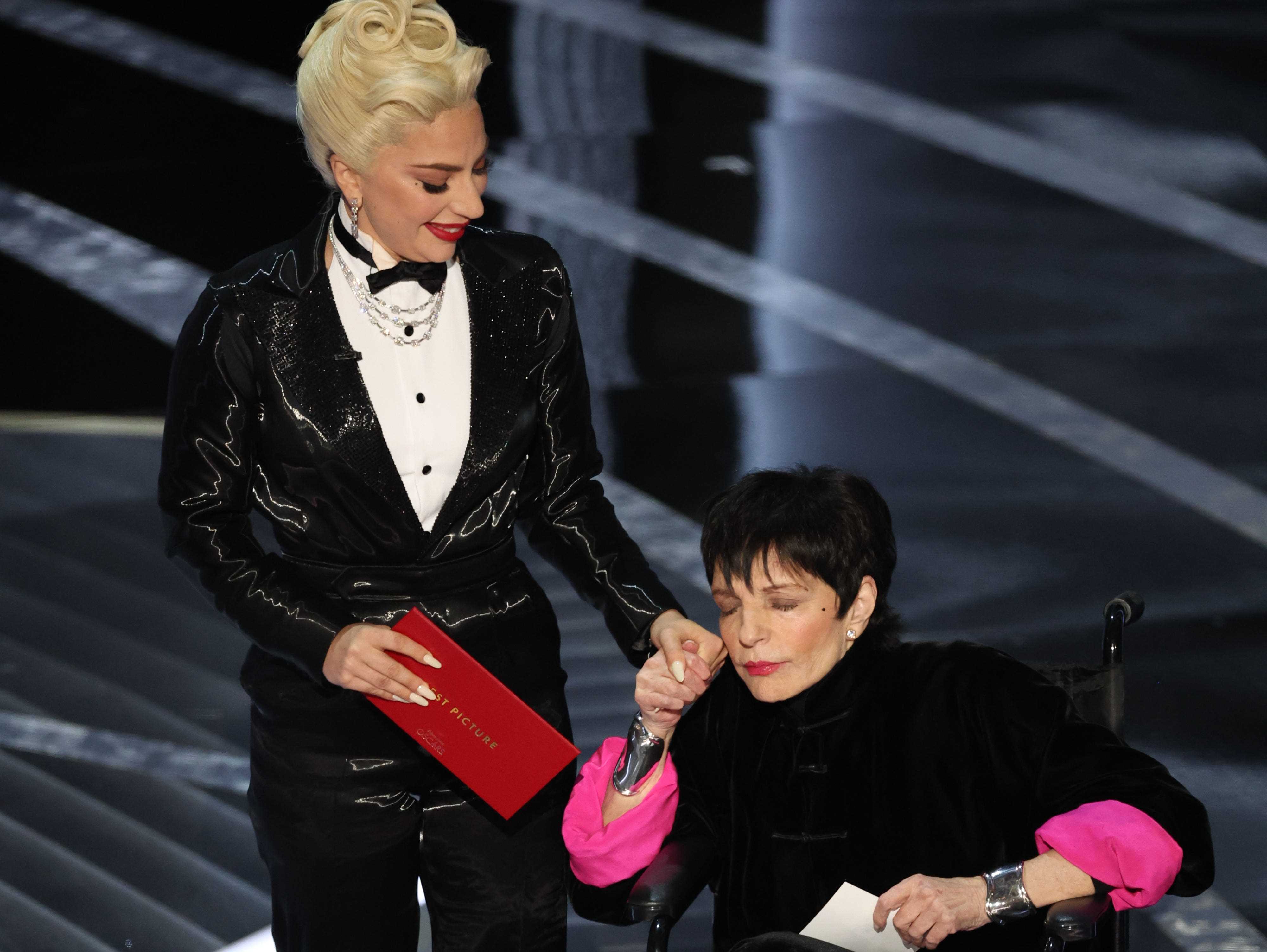 Lady Gaga hält Liza Minnellis Hand auf der Bühne bei den Oscars