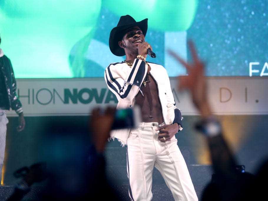 Lil Nas X tritt als Fashion Nova auf der Bühne auf