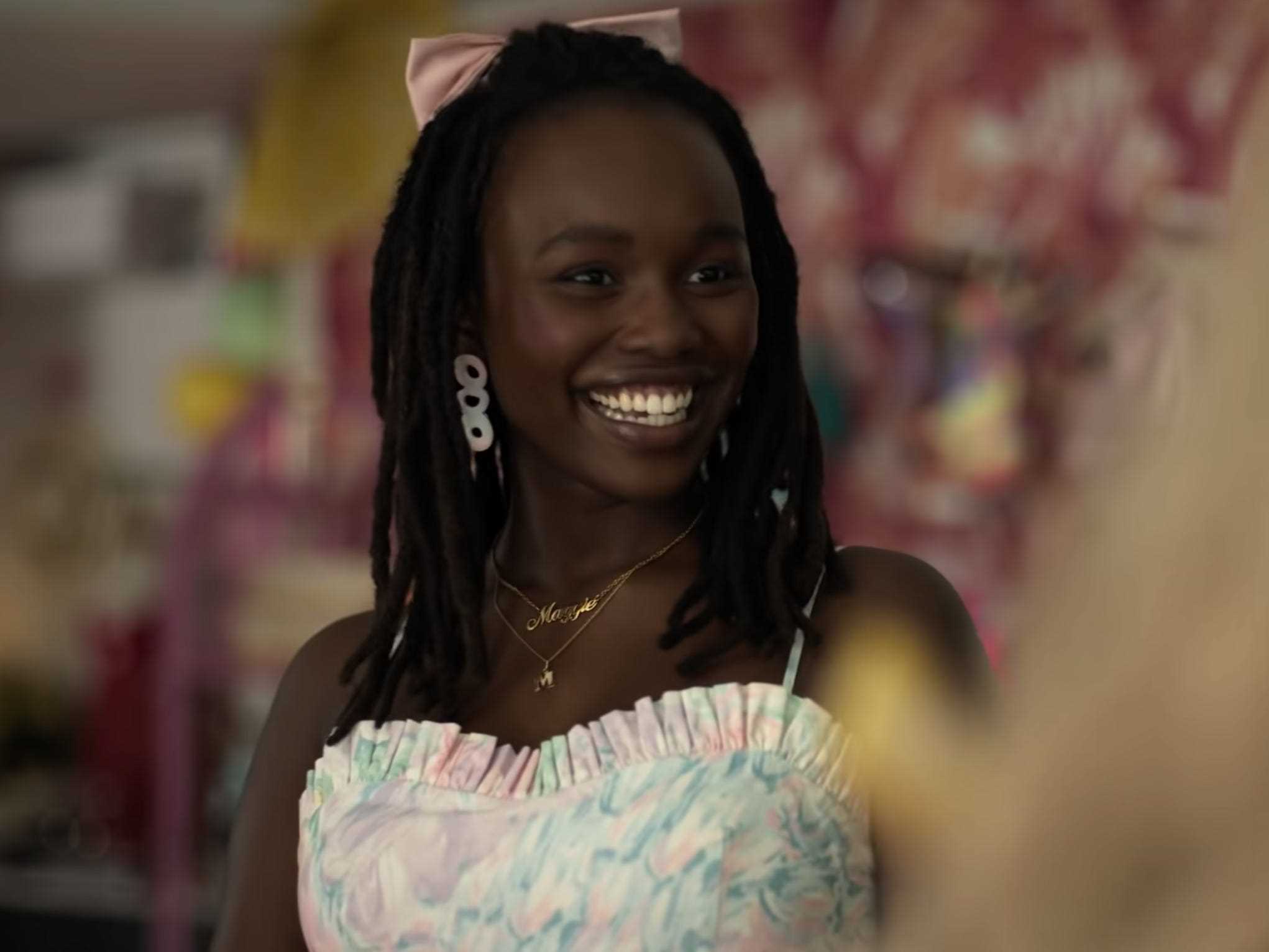 Laura Kariuki lächelt in Netflix mit auf die Fahrt