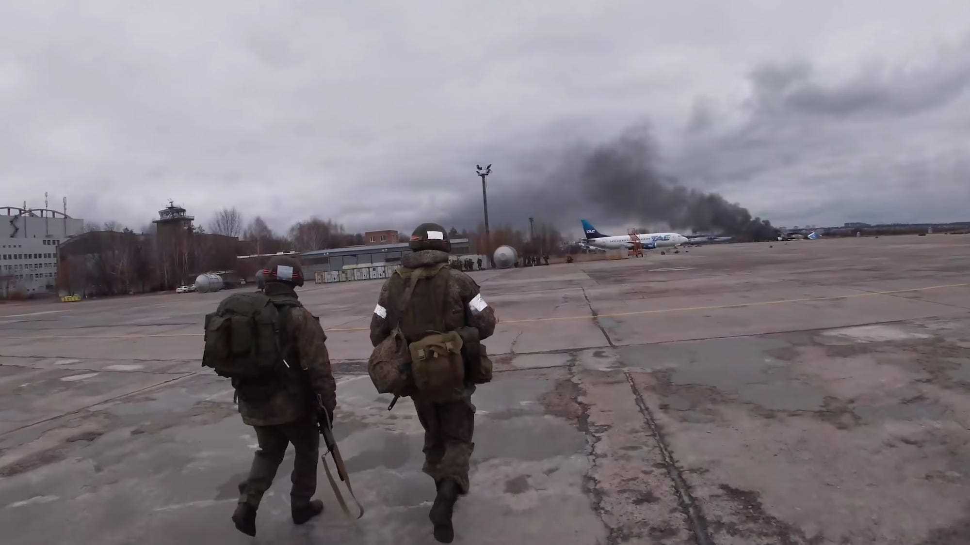 Russische Fallschirmjäger am Flughafen Hostomel in der Ukraine