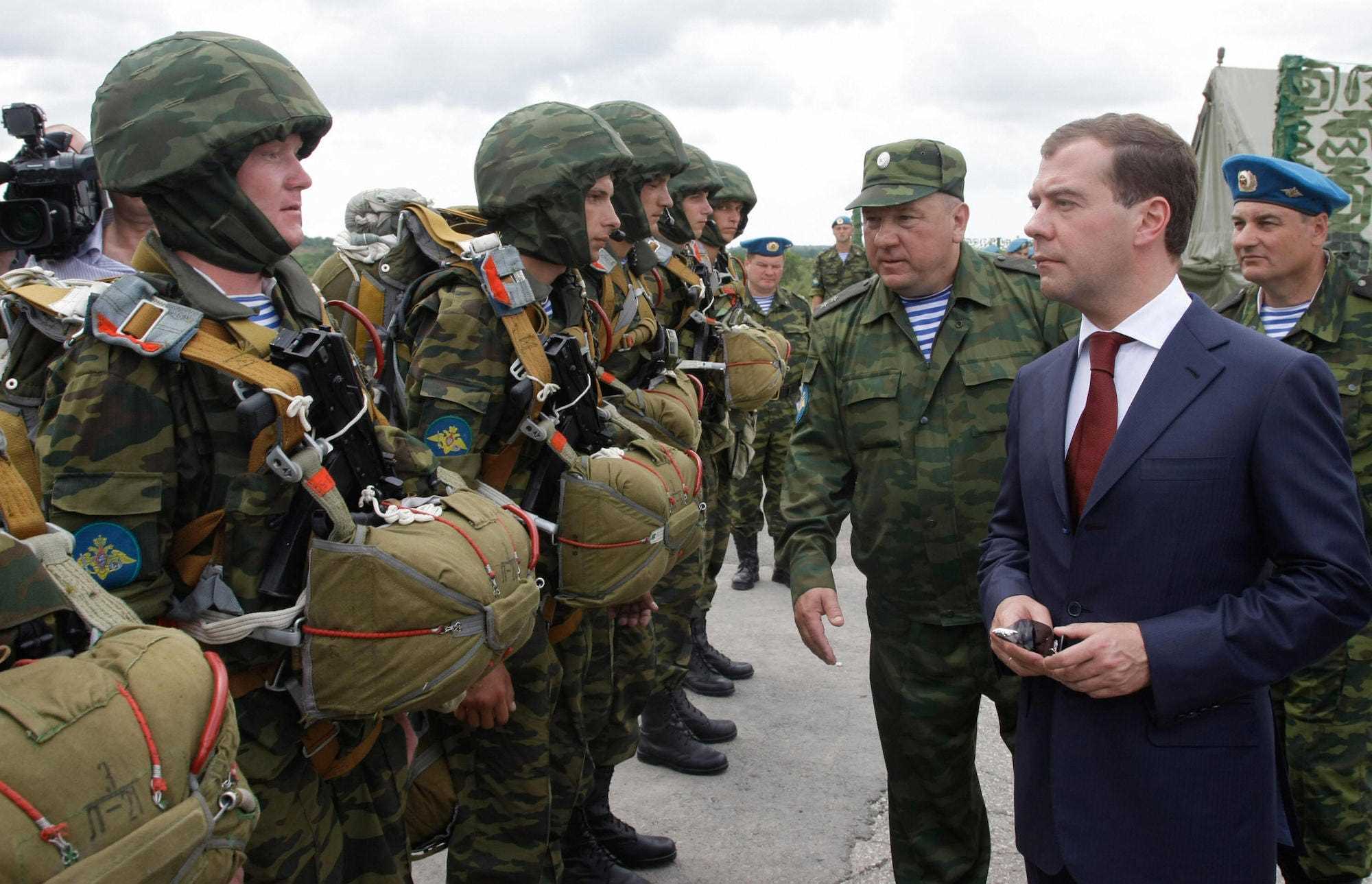 Dmitri Medwedew mit russischen Fallschirmjägern