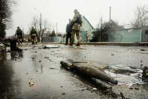 Ukrainische Soldaten inspizieren das Wrack einer zerstörten russischen Panzerkolonne auf einer Straße in Bucha, einem Vorort nördlich der Hauptstadt Kiew.