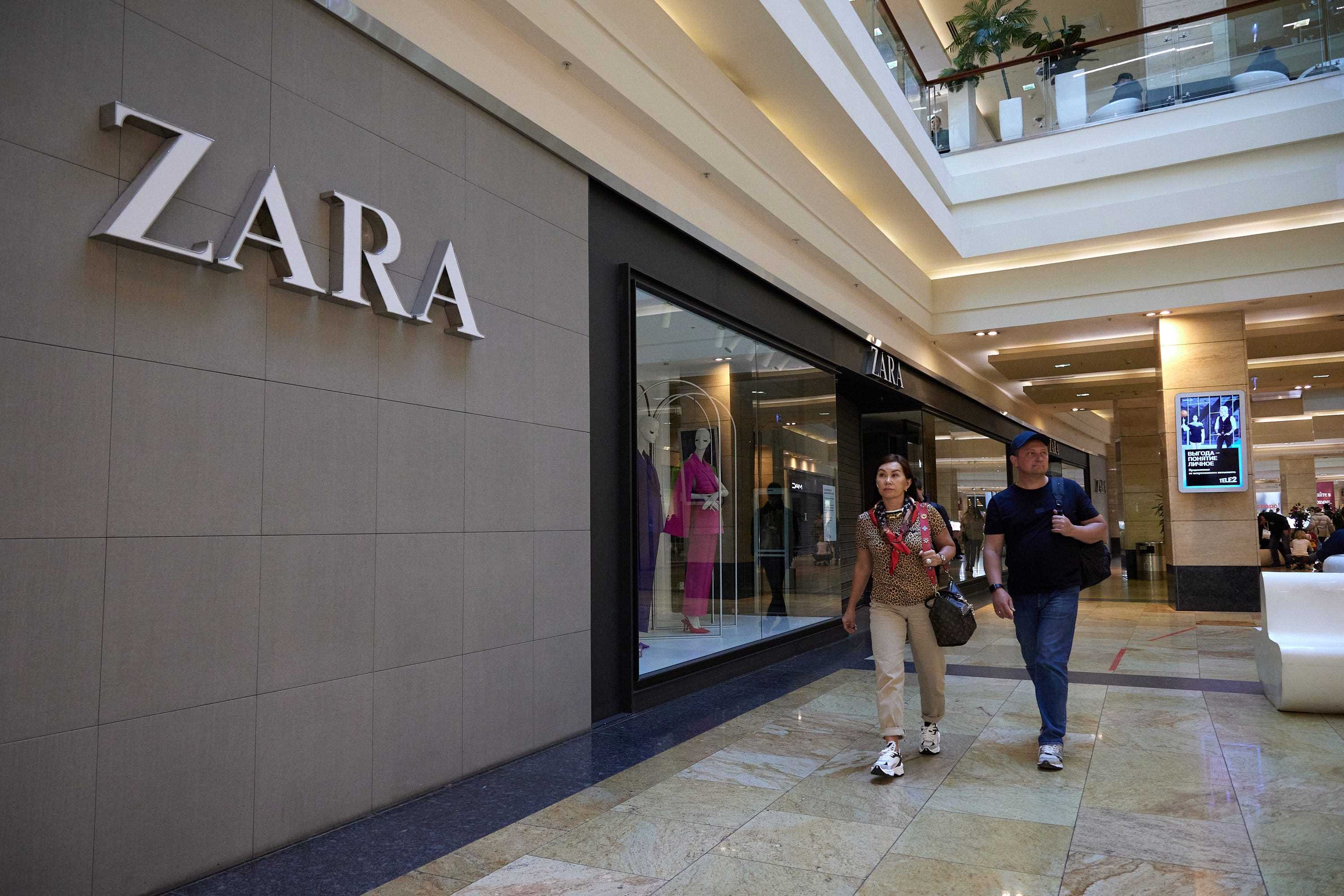 Käufer gingen am 26. März an einem geschlossenen Zara-Geschäft in einem Moskauer Einkaufszentrum vorbei.