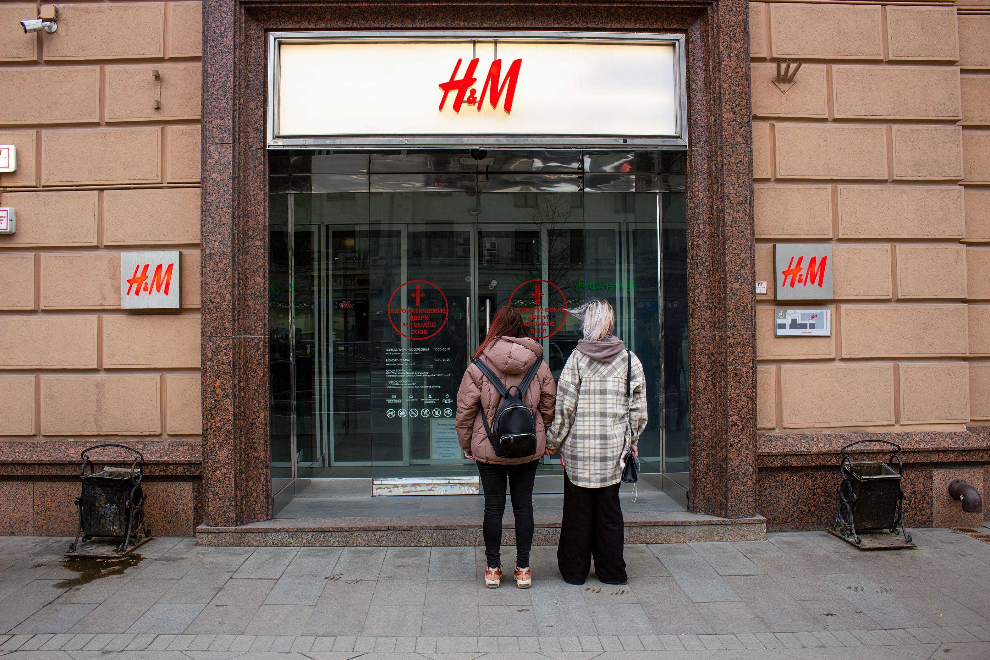 Menschen stehen Anfang März vor einem geschlossenen H&M-Geschäft in Moskau, Russland.