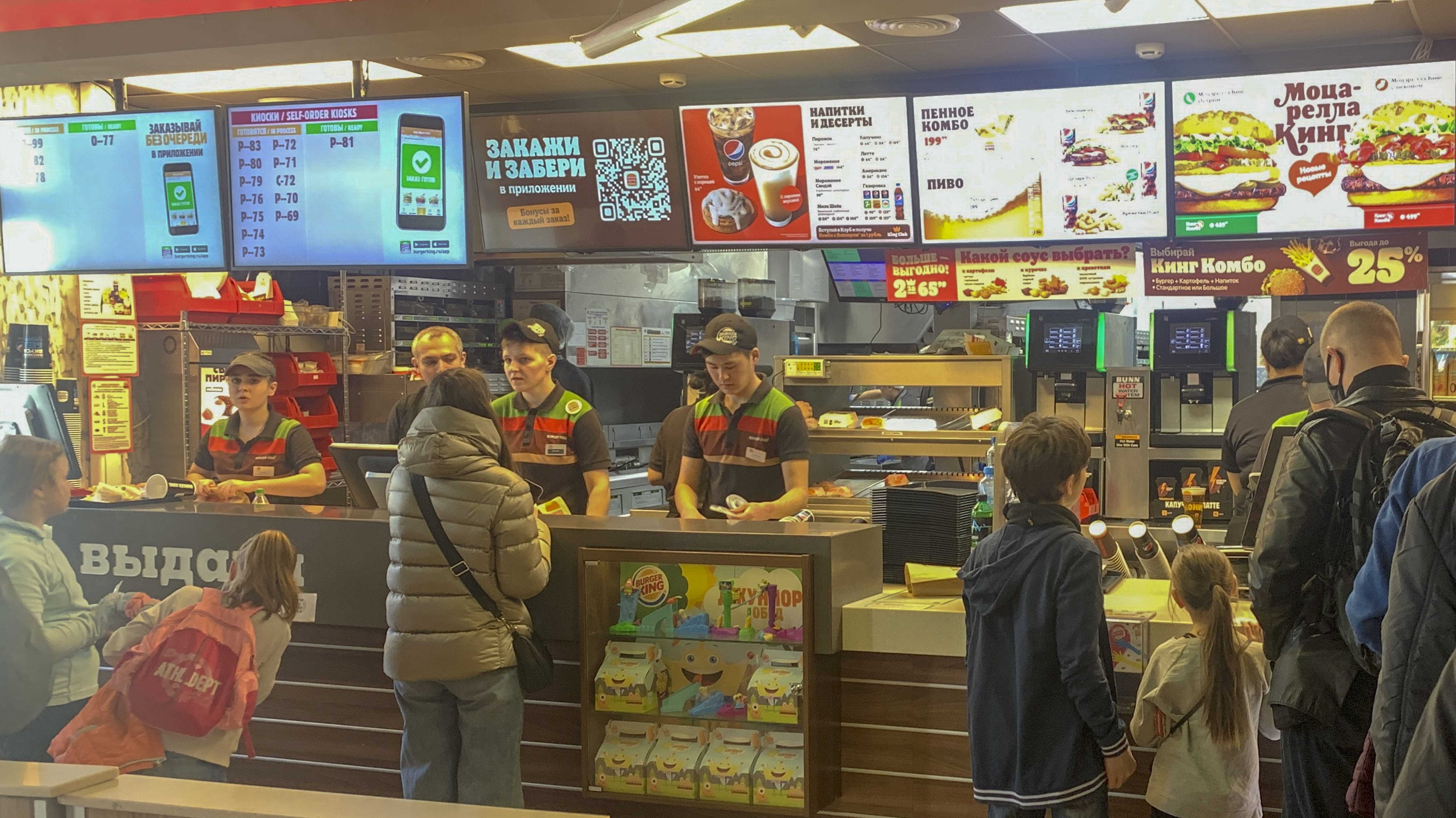 Am 19. März stehen die Leute Schlange, um bei Burger King in Moskau, Russland, zu bestellen.