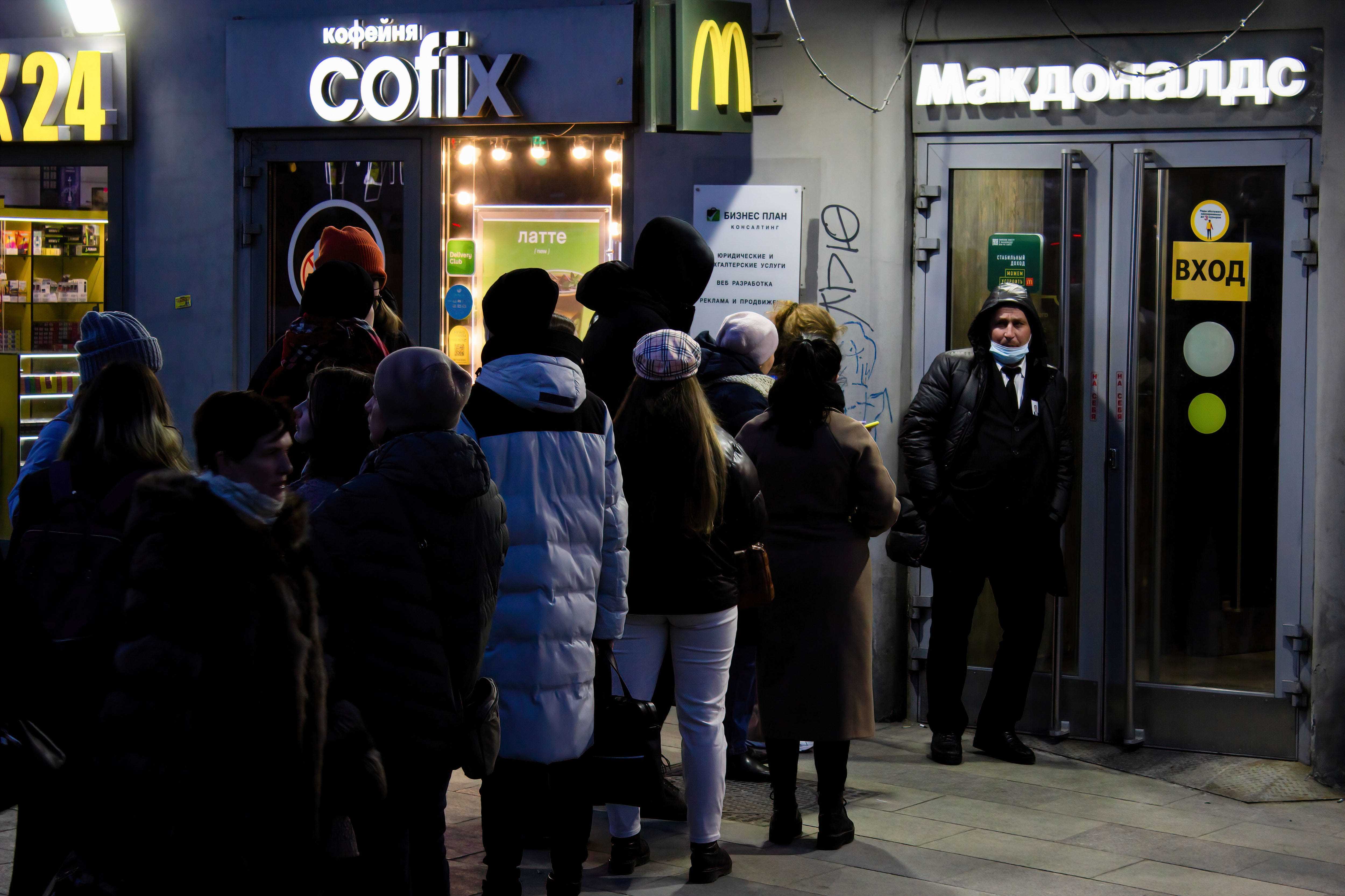 Menschen stehen am 11. März vor einem McDonald's-Restaurant in Moskau, Russland, an.