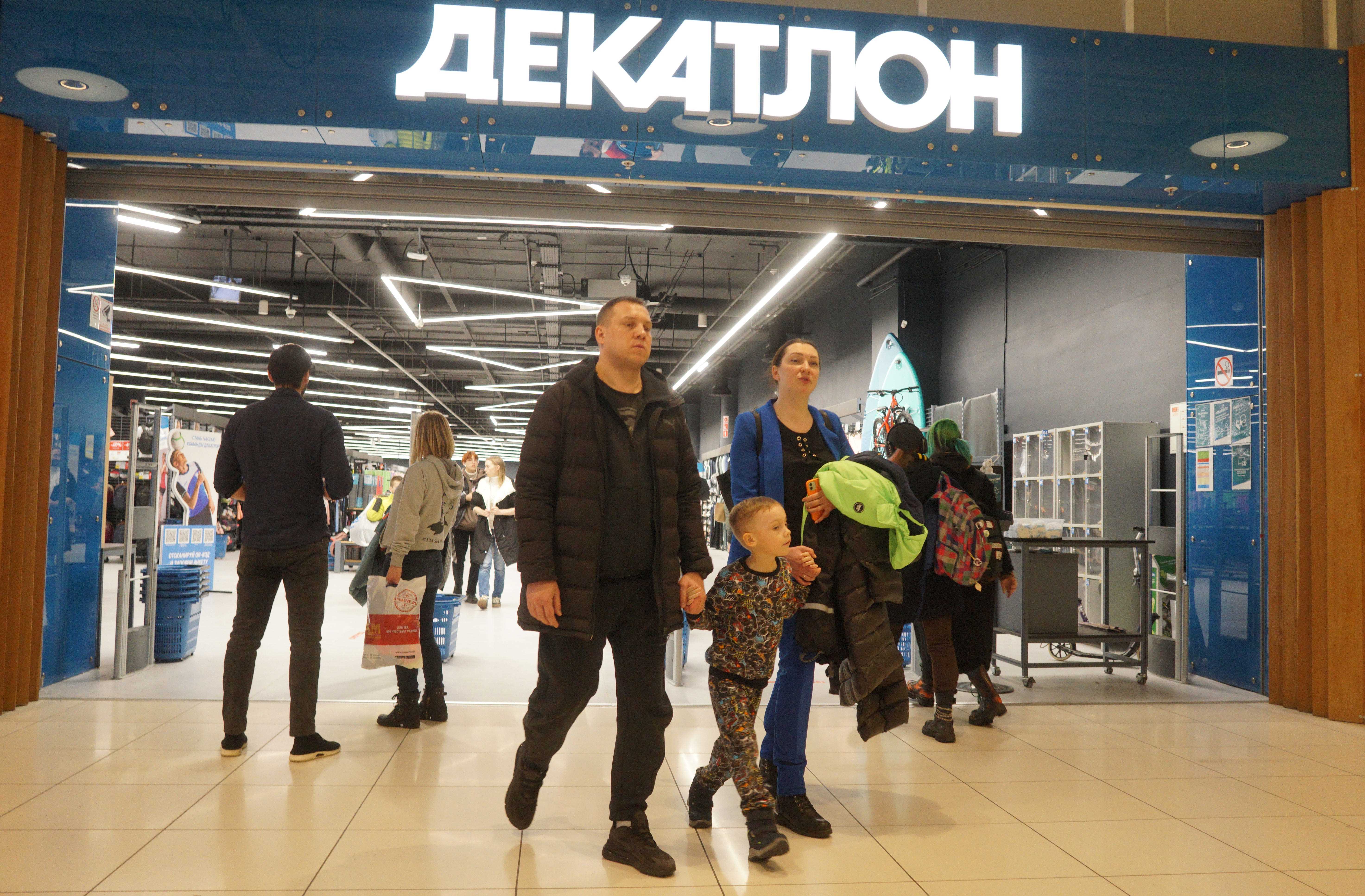 Käufer verlassen am 29. März den Decathlon-Laden in Moskau, Russland.
